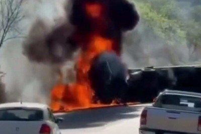 Acidente bloqueou o trânsito nos dois sentidos da rodovia -  (crédito: Redes Sociais/Reprodução)