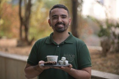 'No primeiro dia, tivemos cinco pedidos, mas de amigos. No outro dia, zero pedidos, e aí a gente começou a vender no próprio bloco do apartamento em que eu morava' - Márcio Brito, confeiteiro -  (crédito: Leandro Couri/EM/D.A Press)