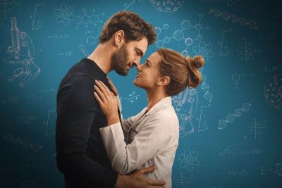 Lili Reinhart e Tom Bateman protagonizam 'A Hipótese do Amor', adaptação do livro de Ali Hazelwood -  (crédito:  Prime Video/ Divulgação)