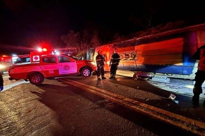 Ônibus rumo a Contagem tomba na BR-262, em Espírito Santo -  (crédito: Corpo de Bombeiros ES/Reprodução)