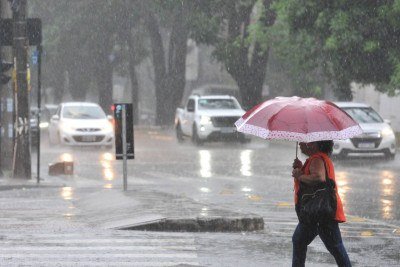 BH e outras 687 de cidades de Minas estão sob alerta de tempestade nesta segunda-feira (28/9) -  (crédito: Tulio Santos/EM/D.A.Press)