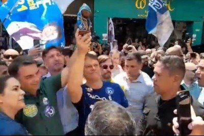 Flávio Bolsonaro e Tarcísio de Freitas levantam imagem de Nossa Senhora Aparecida -  (crédito: Reprodução/G1)