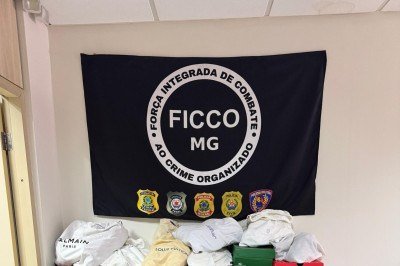 Operação resultou na apreensão de drogas,  uma máquina a vácuo e cerca de R$ 100 mil em tênis de luxo, dinheiro e veículos
 -  (crédito: Divulgação/FICCO)