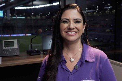 A locutora Pollyanna Andrade, 'a voz' do Mineirão, é uma das 12 personagens do filme; sua irmã, Isabel de Andrade, responsável pelos avisos sonoros na Arena MRV, também é retratada -  (crédito: Divulgação)