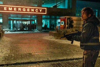 Bryan, papel de Austin Abrams, é um desajeitado entregador de medicamentos que é escalado para levar um pacote a Raccoon City -  (crédito: sony pictures/divulgação)