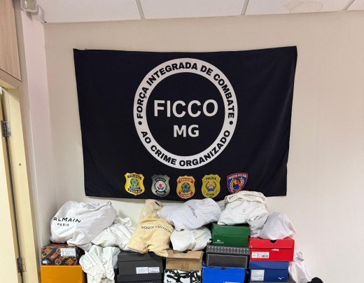 Operação resultou na apreensão de drogas, uma máquina a vácuo e cerca de R$ 100 mil em tênis de luxo, dinheiro e veículos
- (crédito: Divulgação/FICCO) Operação resultou na apreensão de drogas, uma máquina a vácuo e cerca de R$ 100 mil em tênis de luxo, dinheiro e veículos
- (crédito: Divulgação/FICCO)