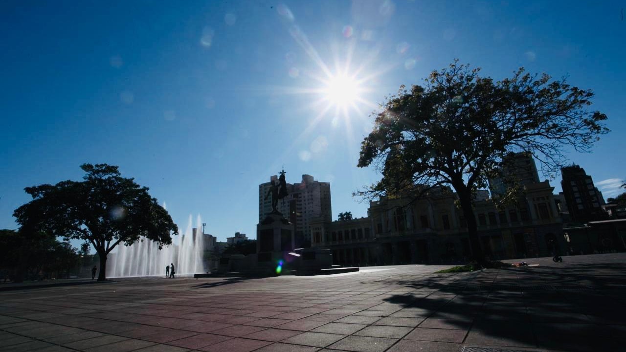 A intensa luz solar em Belo Horizonte reflete a onda de calor que elevou as temperaturas e o consumo de energia elétrica na capital - (crédito: Edésio Ferreira/EM/D.A. Press)