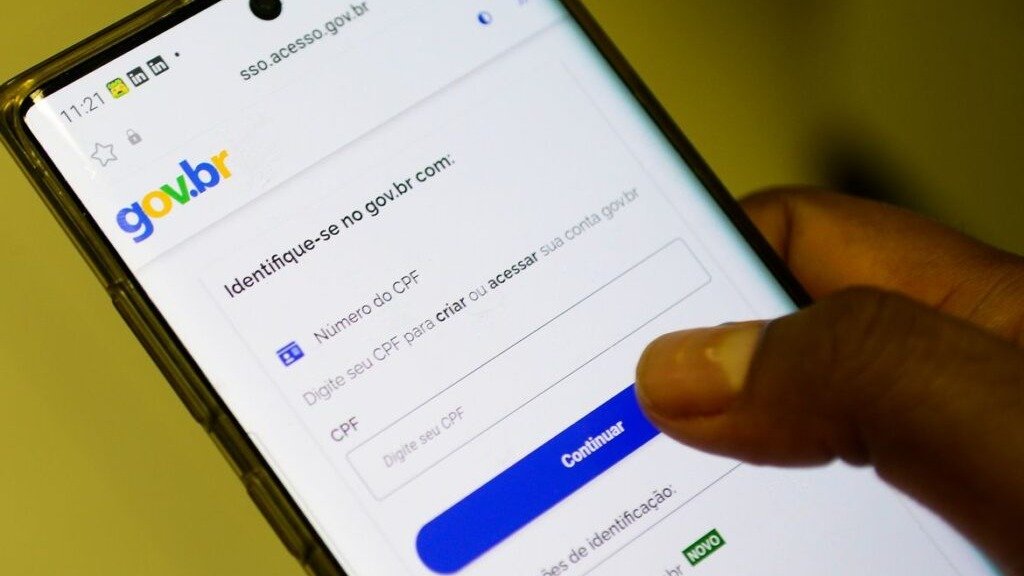 Usu&aacute;rio acessa a plataforma Gov.br pelo smartphone, que utiliza o CPF para identifica&ccedil;&atilde;o e tem sido essencial para servi&ccedil;os digitais. -  (crédito: Marcello Casal Jr. / Ag&ecirc;ncia Brasil)