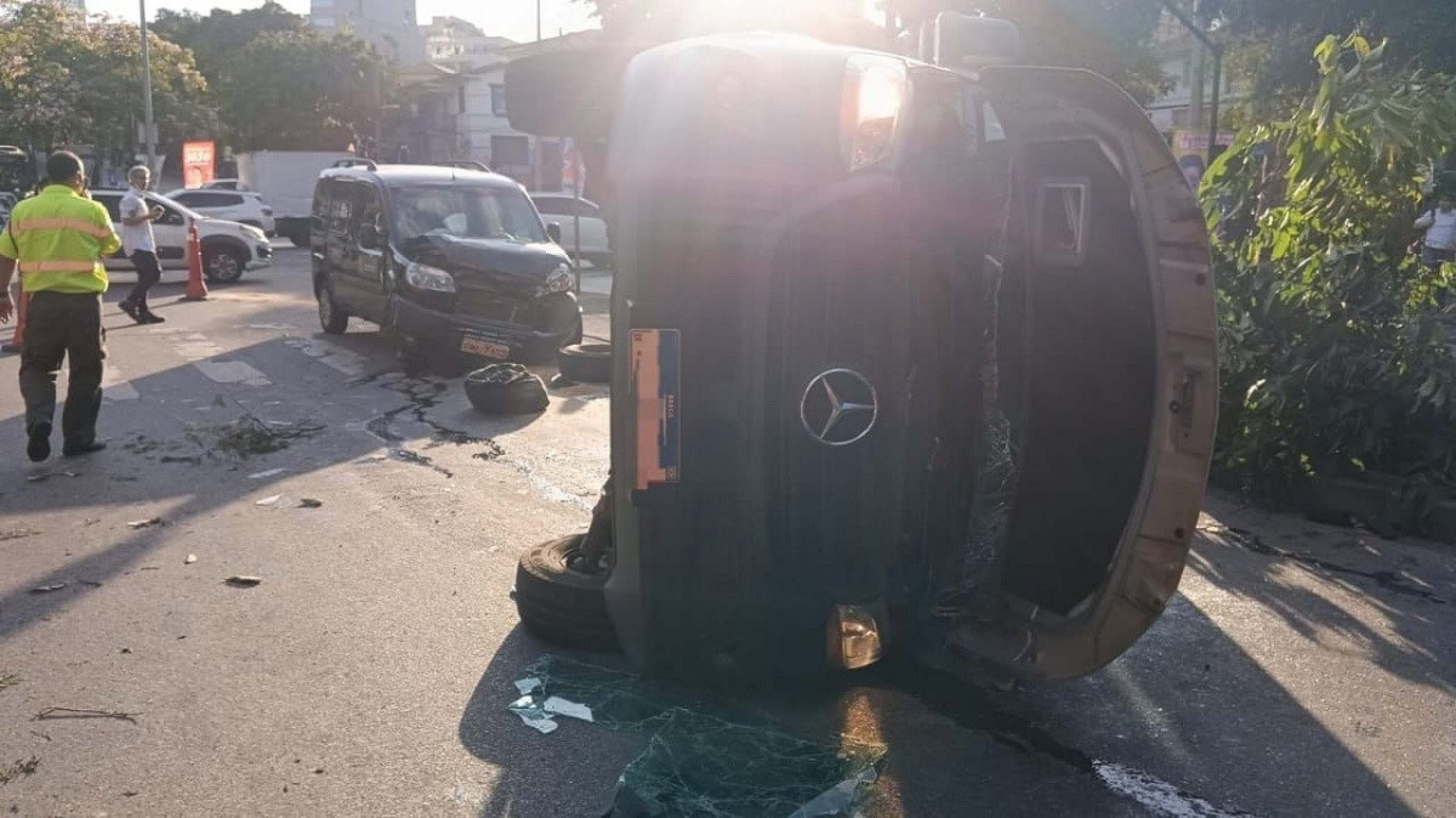 BH: Van capota na Av. Amazonas e deixa 9 pessoas feridas