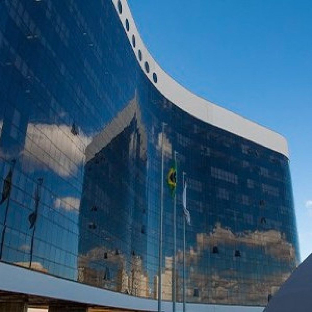 Justiça derruba decisão de Nunes Marques e restabelece canal pró-Lula