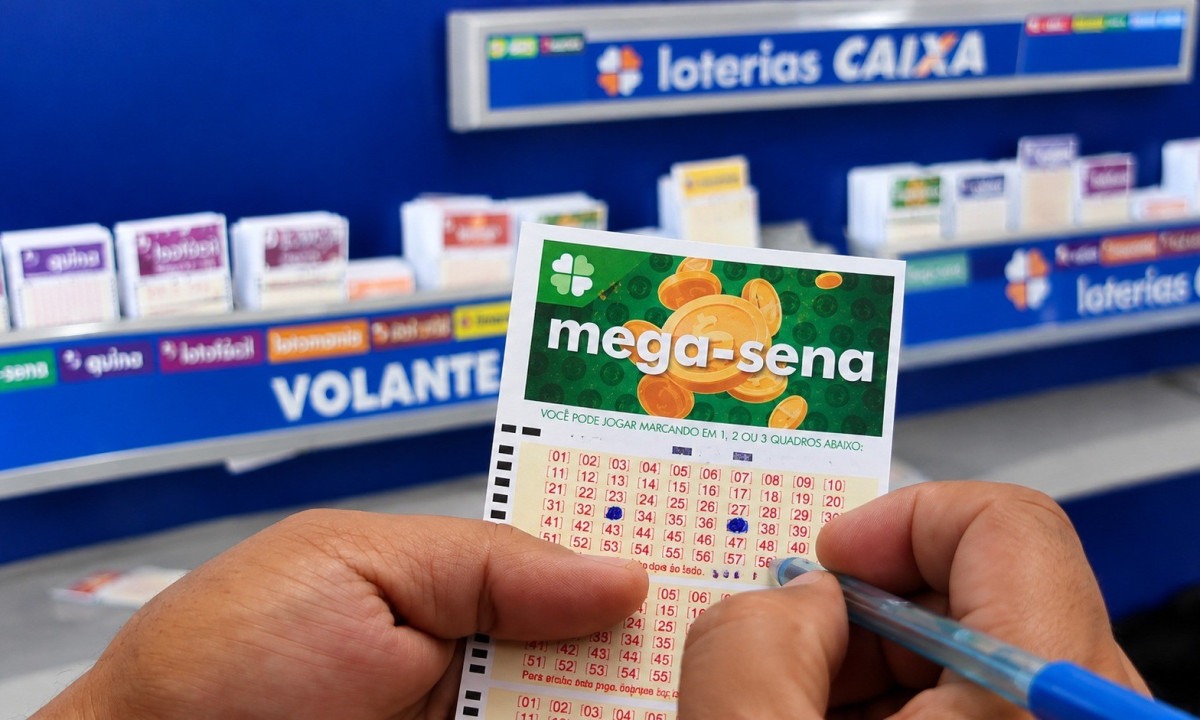 Apostas para a Mega-Sena podem ser realizadas em casas lotéricas ou on-line, até as 20h de cada sorteio - (crédito: Divulgação/CAIXA)
