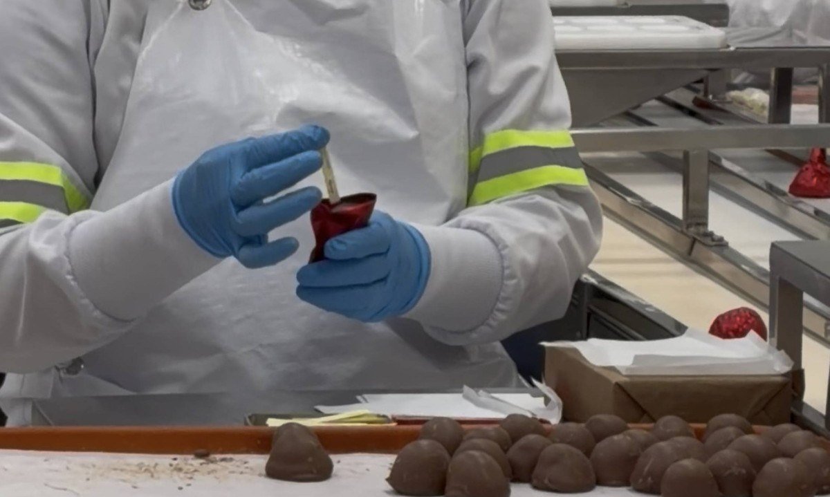 Os bombons de cereja s&atilde;o embalados a m&atilde;o em papel-alum&iacute;nio vermelho com uma fitinha que alerta para a possibilidade de conter caro&ccedil;o