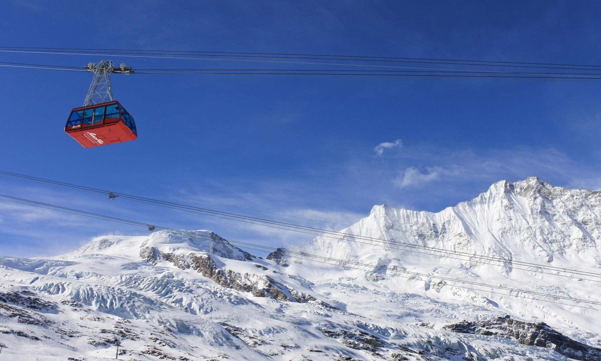 Saas-Fee &eacute; outra aposta para quem procura altitude e neve. A vila est&aacute; a cerca de 1.800 metros e a &aacute;rea de esqui chega a aproximadamente 3.600 metros