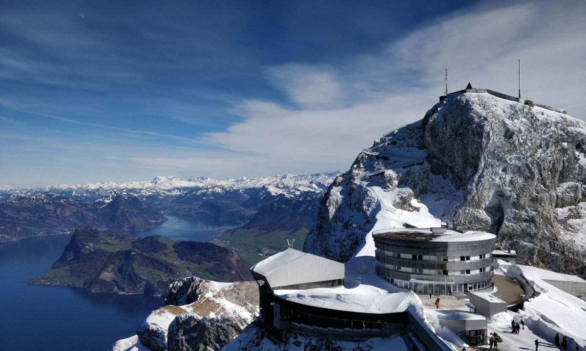 No Monte Pilatus, a paisagem dos Alpes ganha outra perspectiva: do observat&oacute;rio, a vista se abre para um horizonte de montanhas, lagos e vales su&iacute;&ccedil;os,