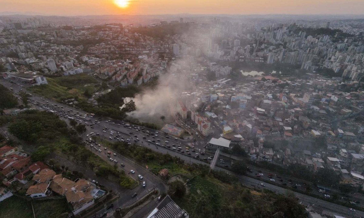 Fumaça podem ser vista de diferentes bairros da Região Centro-Sul de BH - (crédito: Mateus Parreiras/EM/D.A.Press)