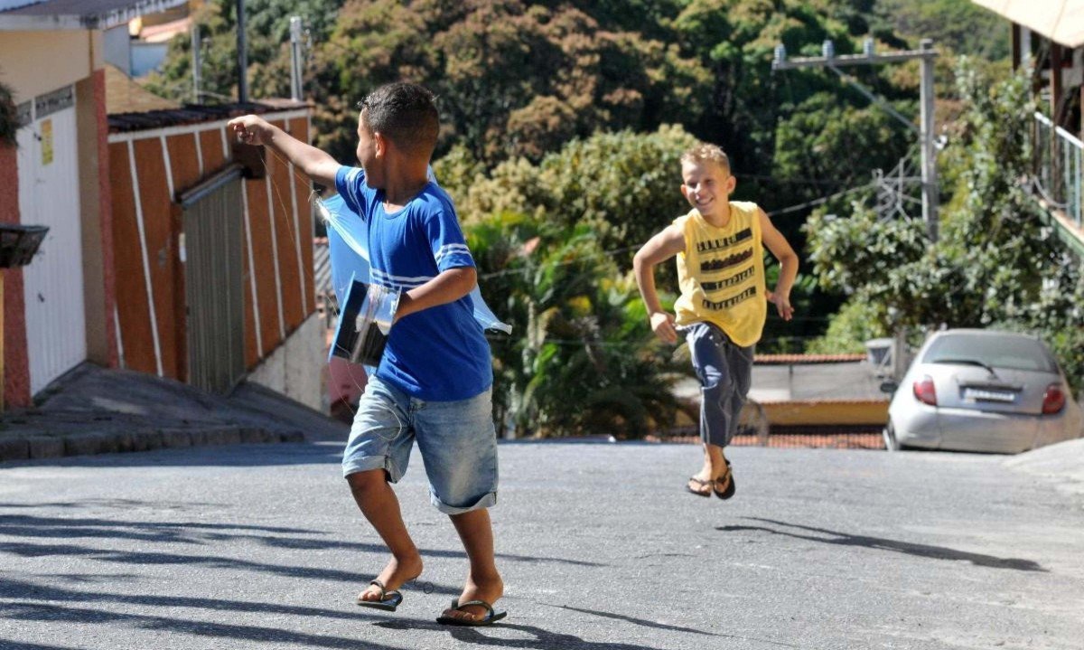 Imagem ilustrativa de crianças brincando na rua - (crédito: Gladyston Rodrigues/EM/DA)
