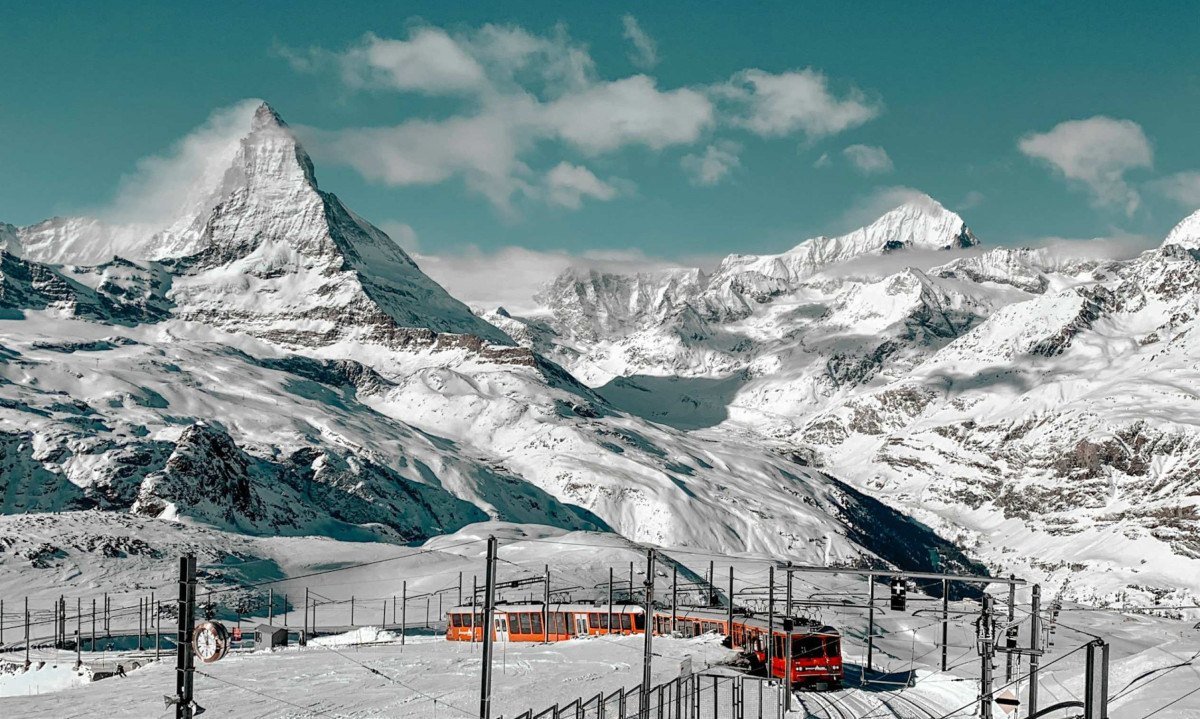 Em Zermatt, a viagem de trem ganha um cen&aacute;rio especial: pelas janelas, o Monte Matterhorn surge em diferentes &acirc;ngulos