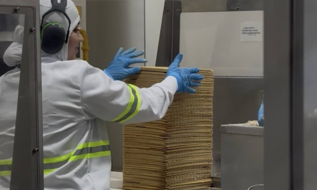 Dentro da f&aacute;brica existe um setor que se chama padaria, justamente porque &eacute; onde s&atilde;o produzidas as massas dos biscoitos, incluindo o famoso wafer