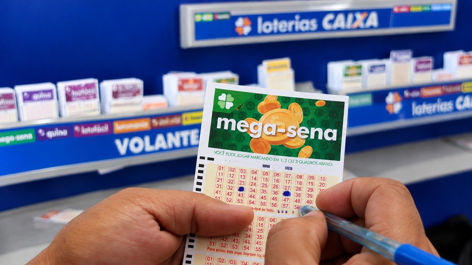 Apostas para a Mega-Sena podem ser realizadas em casas lot&eacute;ricas ou on-line, at&eacute; as 20h de cada sorteio -  (crédito: Divulga&ccedil;&atilde;o/CAIXA)