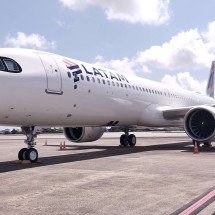 Criança tem dedo cortado em avião da Latam - Latam