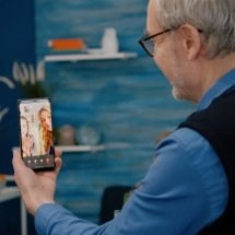 Vida digital e presencial: é possível encontrar um equilíbrio? - DC Studio/magnific