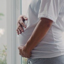 Resistência às vacinas contra gripe e COVID-19 coloca gestantes em risco