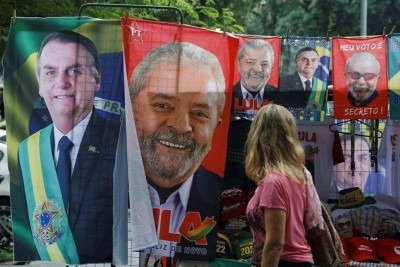 O candidato Augusto Cury, o terceiro com mais intenções de votos, em evento de campanha no Rio de Janeiro -  (crédito: Tercio Teixeira/AFP via Getty Images)