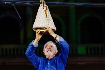 Lula exibe imagem de Nossa Senhora de Nazar&eacute; que ganhou em campanha na cidade de Bel&eacute;m -  (crédito: Ricardo Stuckert)