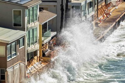Grandes ondas do furac&atilde;o Polo se chocam contra constru&ccedil;&otilde;es costeiras e cal&ccedil;ad&otilde;es no M&eacute;xico -  (crédito: MARIO TAMA / GETTY IMAGES NORTH AMERICA / Getty Images via AFP)
