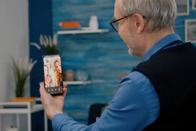 Chamadas de vídeo ajudam a acompanhar a rotina de pessoas queridas e manter vínculos mesmo à distância -  (crédito: DC Studio/magnific)