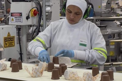 Mãos se dedicam a fazer, no ritmo da esteira, a dobradura do papel que embala a nhá benta -  (crédito: Celina Aquino/EM/D.A Press)