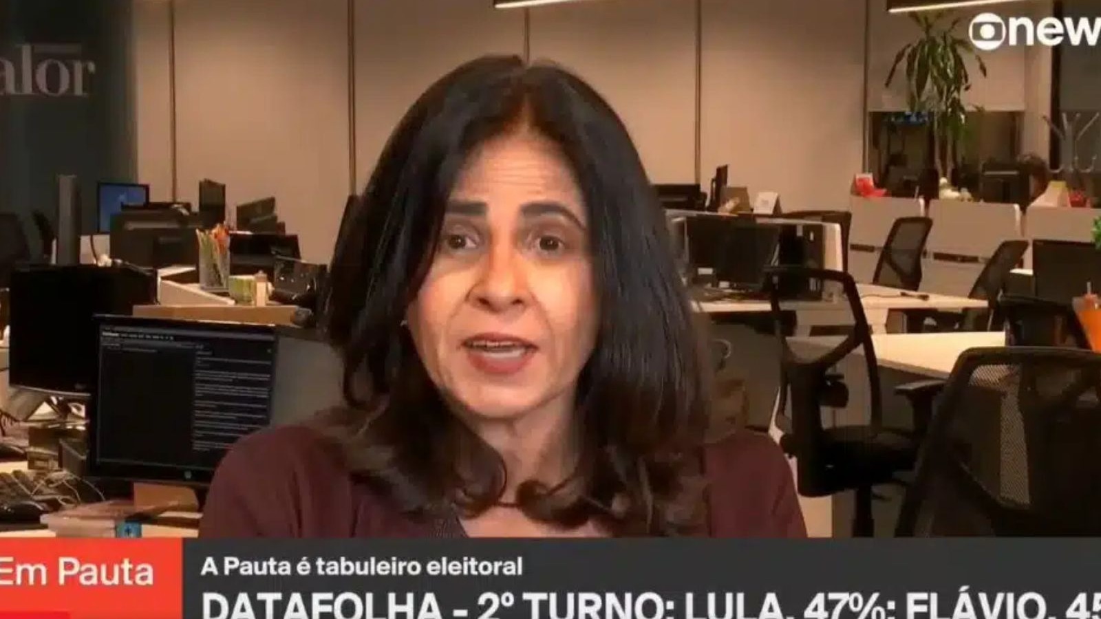 A jornalista Maria Cristina Fernandes durante participação em programa da GloboNews, emissora que corrigiu suas declarações - (crédito: GloboNews / reprodução)