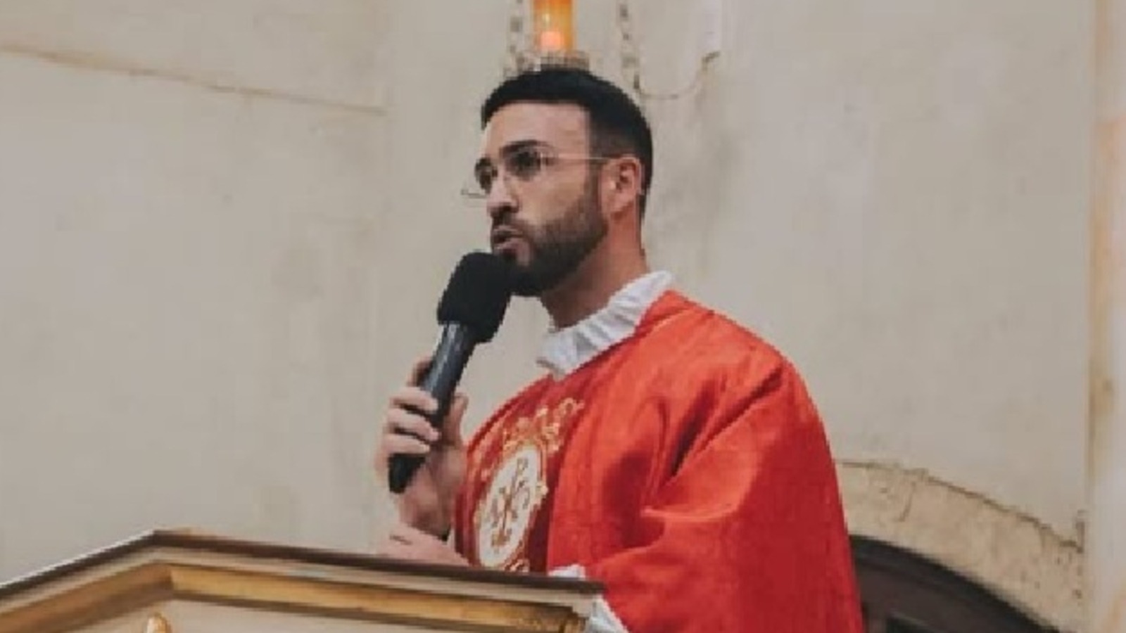 Padre João Paulo Gonçalves de Carvalho, da Paróquia Nossa Senhora Aparecida, viralizou ao convidar fiéis para a novena - (crédito: Divulgação/Paróquia Nossa Senhora Aparecida)