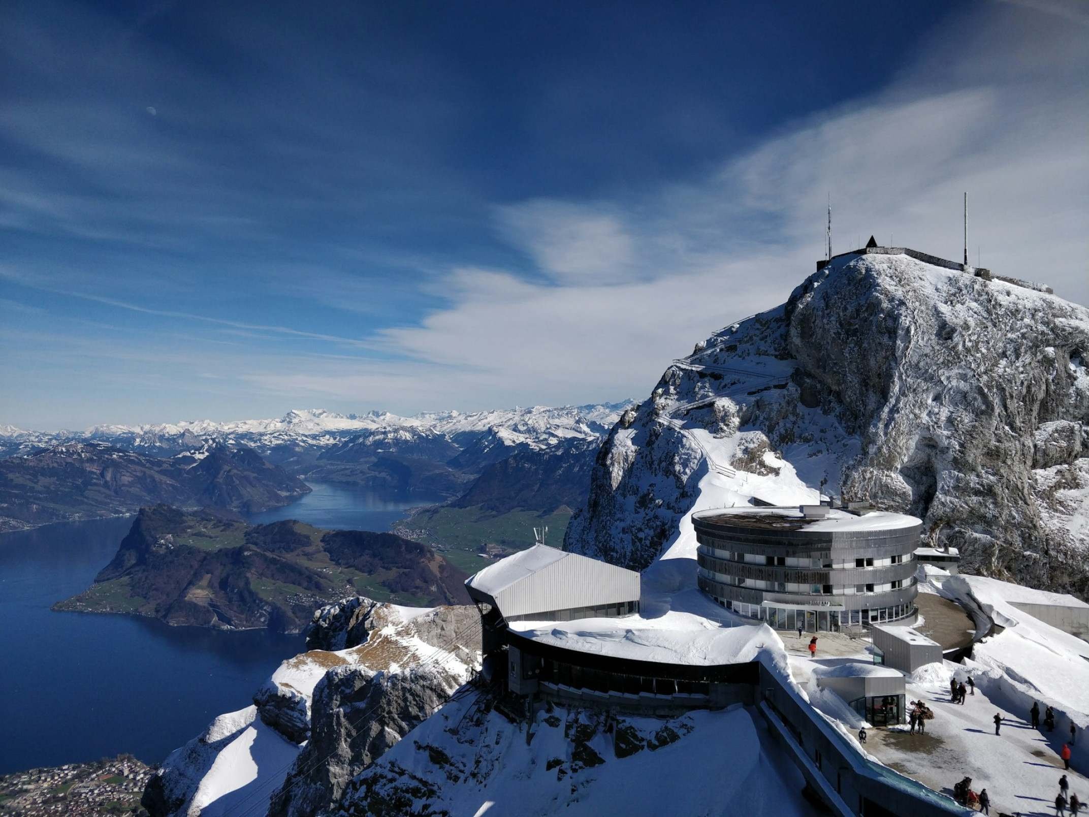 No Monte Pilatus, a paisagem dos Alpes ganha outra perspectiva: do observatório, a vista se abre para um horizonte de montanhas, lagos e vales suíços,-Darshan Gajara/Unsplash
