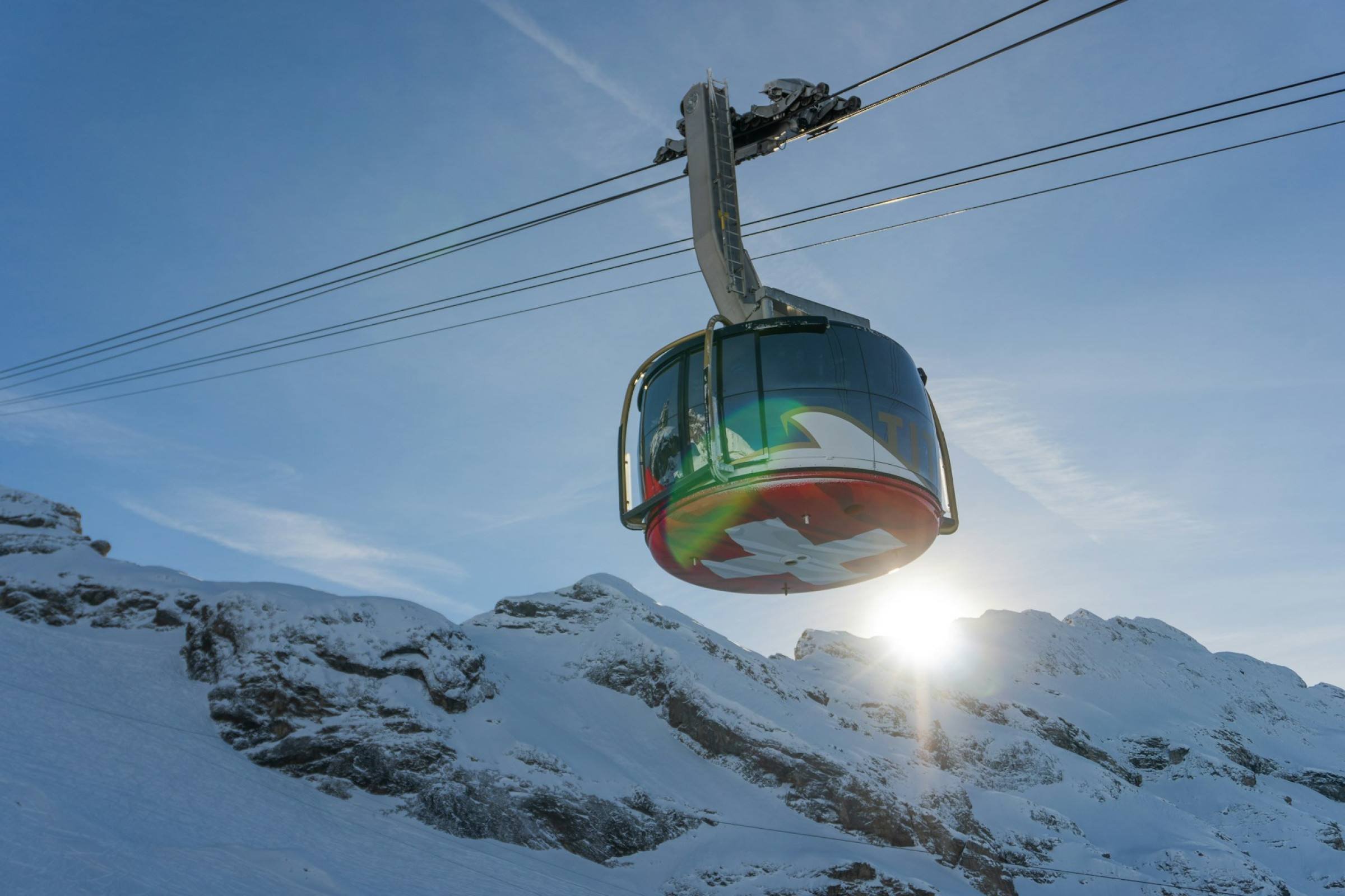 Outra opção inesquecível na Suíça é a trilha da geleira, que começa na estação do TITLIS Rotair (um dos únicos bondinhos com cabine giratória no mundo)-Khitya/Unsplash