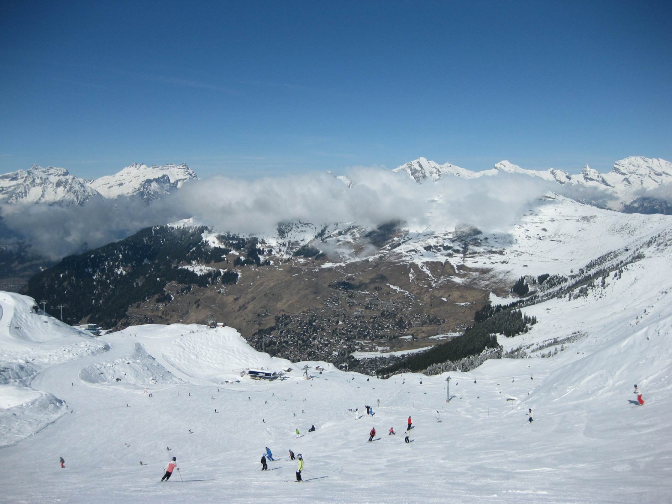 No coração do Valais, Verbier e o Val de Bagnes reúnem 410 km² de pistas de nível internacional, vilas de montanha autênticas e um estilo de vida alpino único-Simon Gill/Unsplash