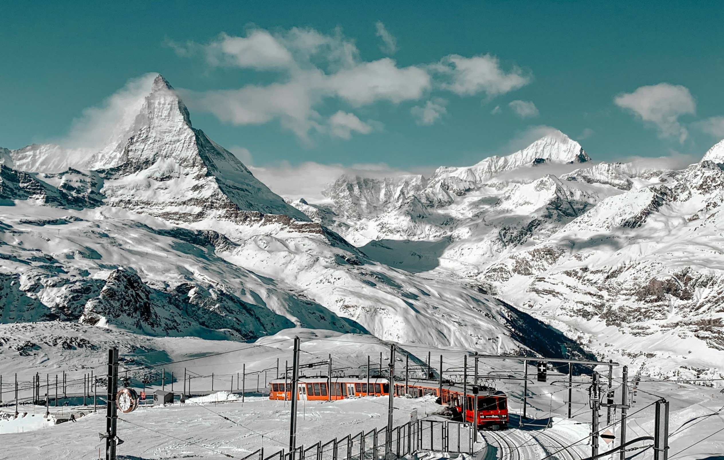 Em Zermatt, a viagem de trem ganha um cenário especial: pelas janelas, o Monte Matterhorn surge em diferentes ângulos-Victor He/Unsplash