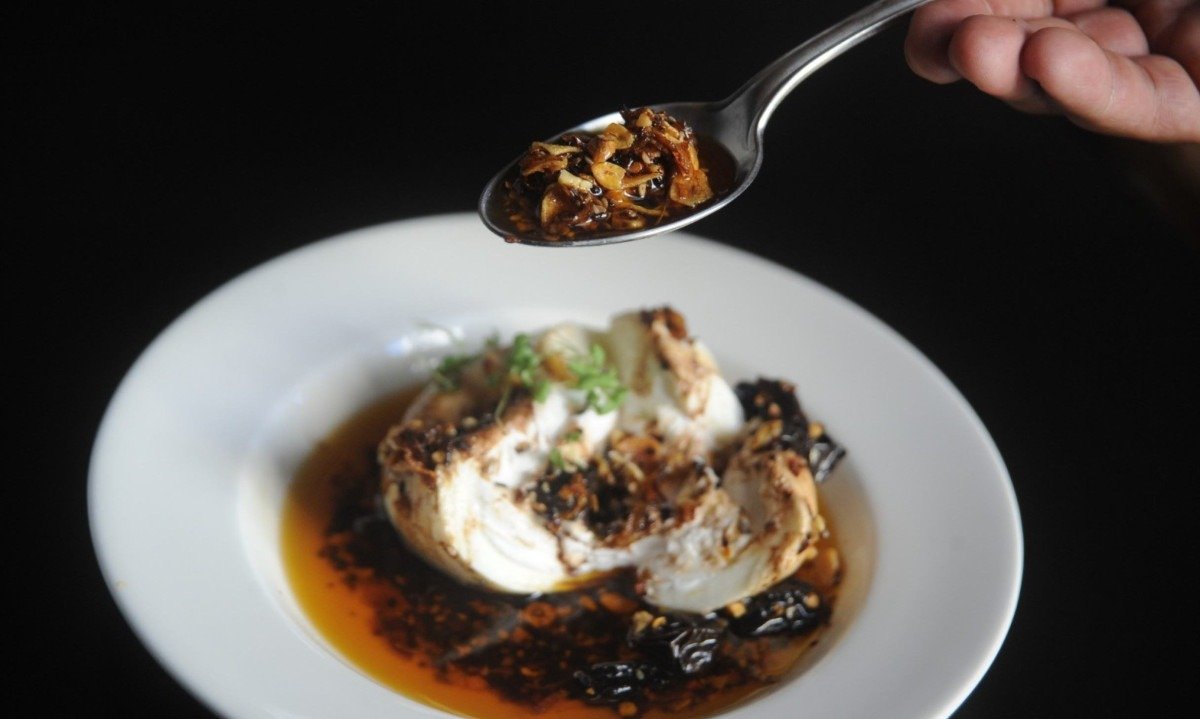 No restaurante Olga Nur, o óleo picante complementa a entrada com burrata
- (crédito: Alexandre Guzanshe/EM/D.A Press)