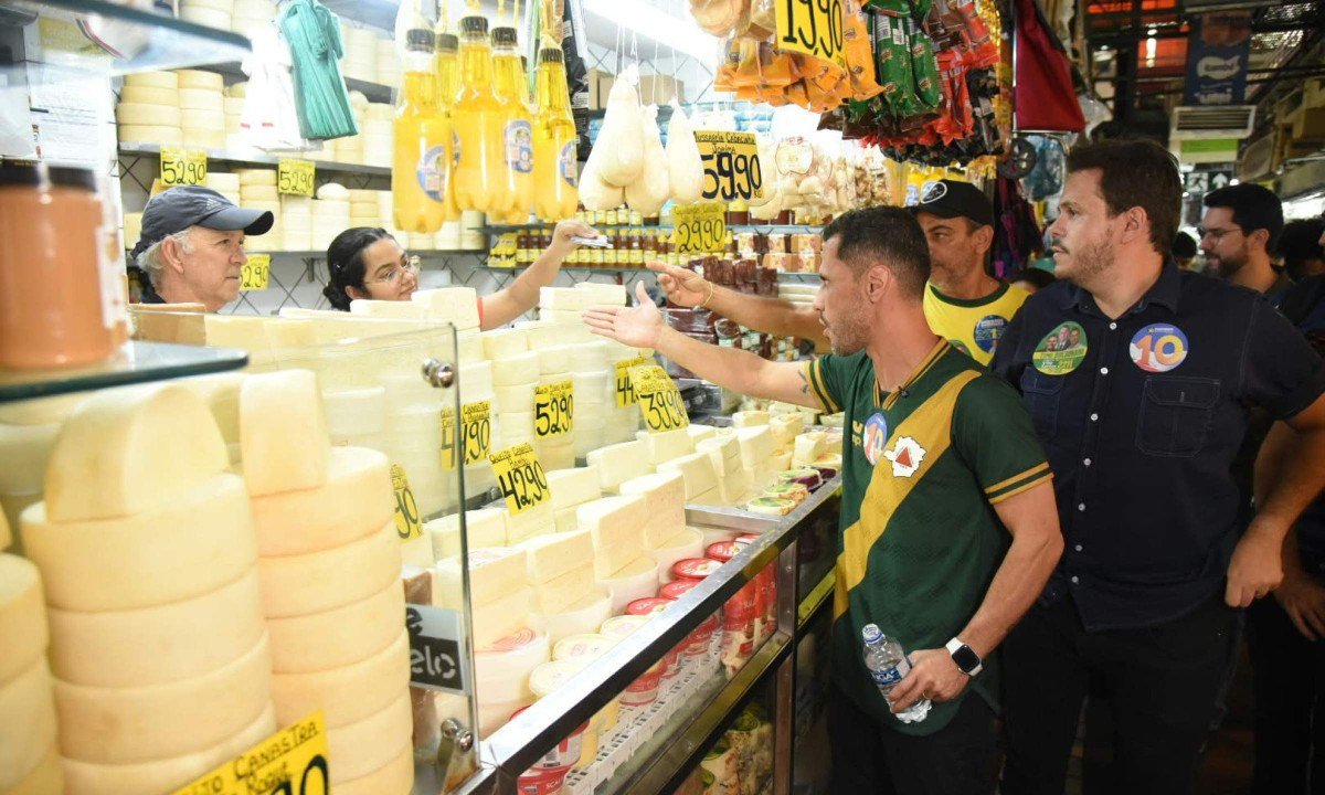 O candidato ao governo de Minas Cleitinho Azevedo (Republicanos) esteve no Mercado Central, na tarde desta quarta-feira (30/9) - (crédito: Gladyston Rodrigues/EM/D.A.Press)