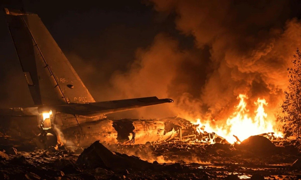 Aeronave de capacidade nuclear cai na Rússia e deixa seis mortos e um ferido
- (crédito: OSINTdefender)