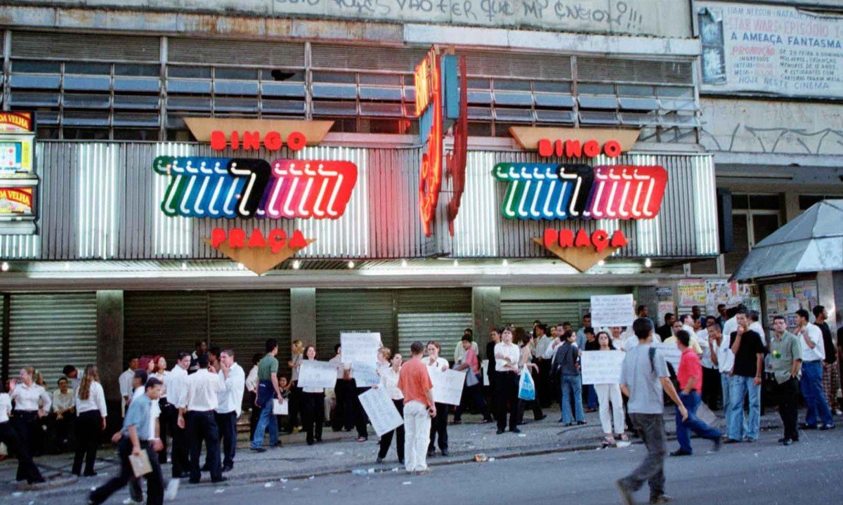 O Bingo Praça Sete, no Centro, foi um dos maiores em funcionamento em Belo Horizonte -  (crédito: Jair Amaral/EM/D.A Press – 27/9/2002)