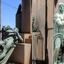 Ventania derruba estátua de mausoléu de Olegário Maciel no Bonfim - Montagem feita com fotos tiradas por: Hatus Filipe Barros Roseno, monitor projeto Visitas ao Bonfim e Zé Rocha, designer e docente na Escola de Design da UEMG