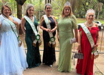 Modelos 60+, que desfilam e participam de eventos e concursos de miss, chamaram a atenção com os looks elegantes no Fórum da Longevidade, no Pavilhão da Bienal, em São Paulo -  (crédito:  Laura Mattos/Folhapress)
