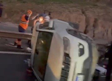Carro capota na BR-381, na altura de Roças Novas -  (crédito: Corpo de Bombeiros/Divulgação )