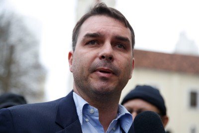 Fl&aacute;vio Bolsonaro &eacute; apontado em reportagem sobre festas privadas com garotas de programa e conflito com ex-s&oacute;cio -  (crédito: T&acirc;nia R&ecirc;go/Ag&ecirc;ncia Brasil)