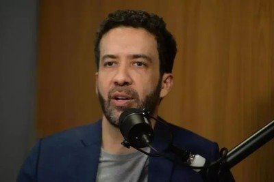 Janones criticou Flávio Bolsonaro sobre polêmica com Nossa Senhora Aparecida e suposta 'orgia' a qual o senador teria participado -  (crédito: Túlio Santos/EM/D.A Press - 2/6/22)