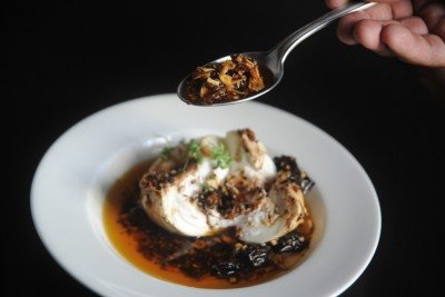 No restaurante Olga Nur, o óleo picante complementa a entrada com burrata
 -  (crédito: Alexandre Guzanshe/EM/D.A Press)