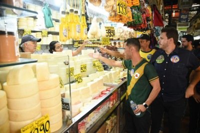 O candidato ao governo de Minas Cleitinho Azevedo (Republicanos) esteve no Mercado Central, na tarde desta quarta-feira (30/9) -  (crédito: Gladyston Rodrigues/EM/D.A.Press)