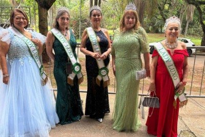 Modelos 60+, que desfilam e participam de eventos e concursos de miss, chamaram a atenção com os looks elegantes no Fórum da Longevidade, no Pavilhão da Bienal, em São Paulo -  (crédito:  Laura Mattos/Folhapress)
