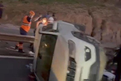 Carro capota na BR-381, na altura de Roças Novas -  (crédito: Corpo de Bombeiros/Divulgação )